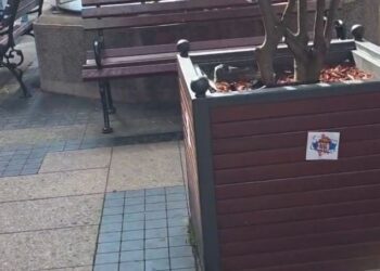 Video/ Serbët vazhdojnë provokimet, shfaqin hartën e Kosovës me flamurin e Serbisë në qytetin ku ndodhet hoteli i ekipit kombëtar shqiptar