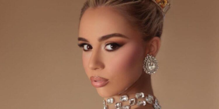 Video/ Shqiptarja që u shpall “Miss Amerika” nderon rrënjët e saja duke interpretuar këngën “Trim mbi trima Gjergj Kastrioti”