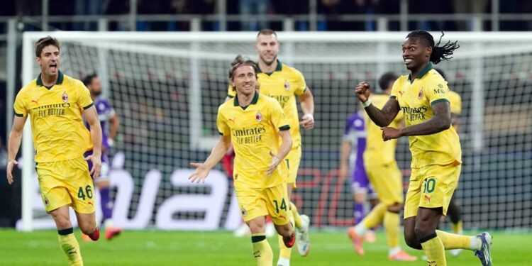 Video/ Super Leao ndihmon Milanin të përmbysë Fiorentinën me dy gola dhe i çon kuqezinjtë në krye të tabelës