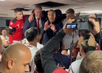 Video: “Të lë vetëm, por…”, fjalimi i Sylvinhos dhe mbërritja e Dukës, festë e jashtëzakonshme kuqezi në dhomat e zhveshjes pas triumfit ndaj Serbisë.