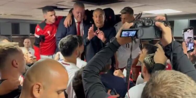 Video: “Të lë vetëm, por…”, fjalimi i Sylvinhos dhe mbërritja e Dukës, festë e jashtëzakonshme kuqezi në dhomat e zhveshjes pas triumfit ndaj Serbisë.