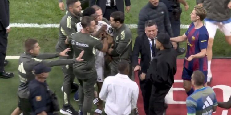 Video/ Tension në përfundim të “El Clasicos”, Yamal e godet Carvajal, Vinicius e ndjek me vrap drejt tunelit talentin spanjoll.