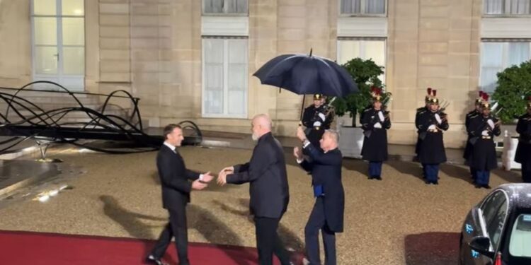 Vizita në Paris, Rama dhe gruaja e tij pranohen për një darkë zyrtare nga presidenti Macron.