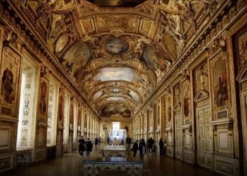 Vjedhja në Luvër si në filma: 88 milionë euro dëme, arrestohet një nga të dyshuarit në Barcelonë.