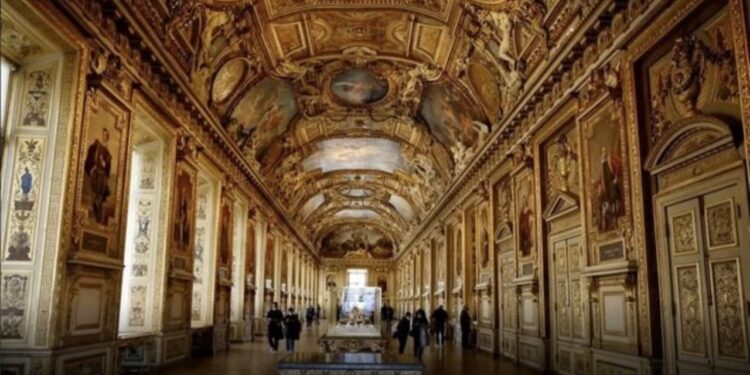 Vjedhja në Luvër si në filma: 88 milionë euro dëme, arrestohet një nga të dyshuarit në Barcelonë.