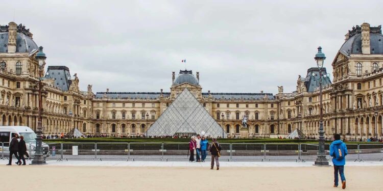 Vjedhja në Muzeun e Luvrit: Dy të arrestuar pranojnë pjesëmarrjen në krimin e kryer.