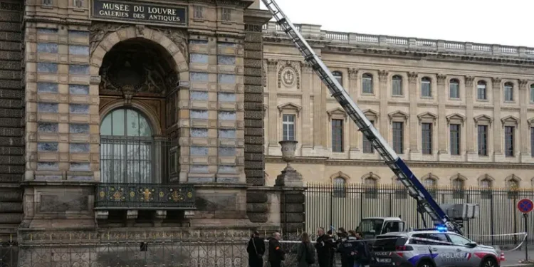 Vjedhja si në një film: Pse në Muzeun e Luvrit kishte vetëm një kamerë të jashtme dhe pse ajo filmonte anën e gabuar?