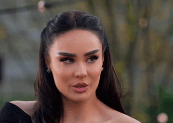 Xhensila Myrtezaj në formë të shkëlqyer, tregon trupin e saj si "peshk"!