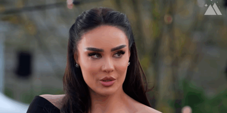 Xhensila Myrtezaj në formë të shkëlqyer, tregon trupin e saj si "peshk"!