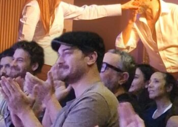 Ylli i serialit turk mbështet partneren në natën e saj të veçantë gjatë shfaqjes së saj të parë në teatër (Foto)