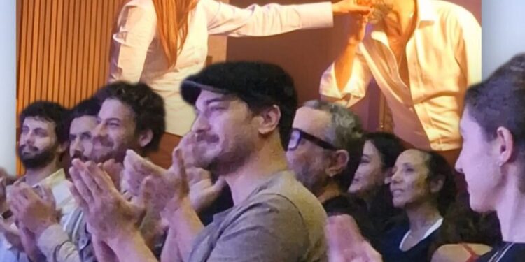 Ylli i serialit turk mbështet partneren në natën e saj të veçantë gjatë shfaqjes së saj të parë në teatër (Foto)