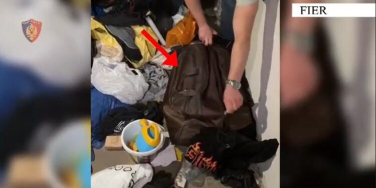 Zbulimi i bazës kriminale në Fier: Armë e pajisje të sekuostruara, përfshirë automatikë, silenciatorë dhe pistoleta.