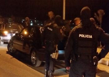 Zbulohet një “shtëpi bari” në Bilisht, disa individë shoqërohen nga policia