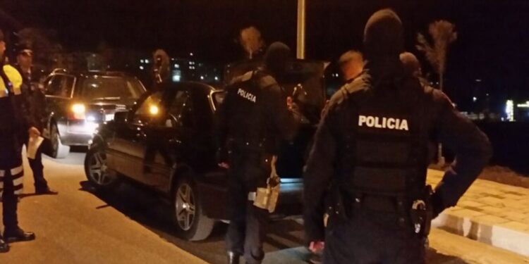 Zbulohet një “shtëpi bari” në Bilisht, disa individë shoqërohen nga policia