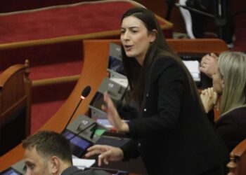 "Zegjineja kritikon deputetët e opozitës: Përdorni një gjuhë më të dinjitetshme"
Zegjineja i ka bërë thirrje deputetëve të opozitës të shmangin fjalorin vulgar, duke i kujtuar se ndodhen në një institucion që përfaqëson qytetarët. "Nga ç'paçavure flisni? Këto ofendime nuk duhet të tolerohen," tha ajo.