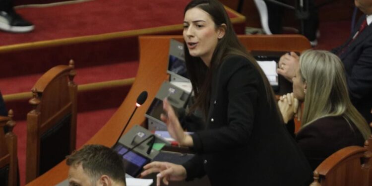 "Zegjineja kritikon deputetët e opozitës: Përdorni një gjuhë më të dinjitetshme"
Zegjineja i ka bërë thirrje deputetëve të opozitës të shmangin fjalorin vulgar, duke i kujtuar se ndodhen në një institucion që përfaqëson qytetarët. "Nga ç'paçavure flisni? Këto ofendime nuk duhet të tolerohen," tha ajo.