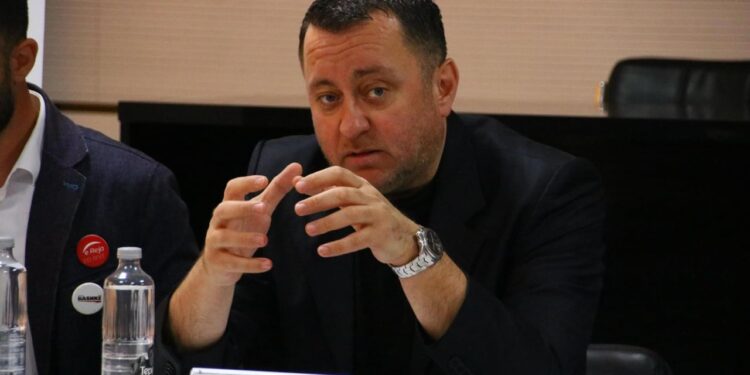 Zgjedhjet e pjesshme në Vlorë: Këshilltari i PD shpallet i pavarur dhe thotë se e djathta është zhdukur nga qyteti, duke akuzuar imponimin e kandidatëve.