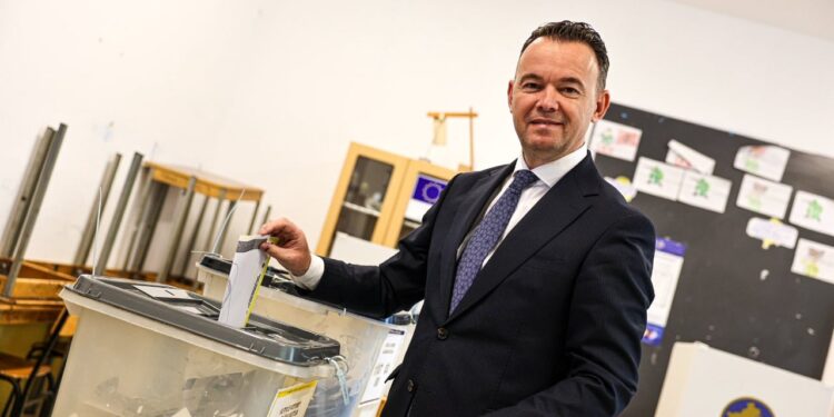 Zgjedhjet lokale në Kosovë: 'Exit poll-et' nxjerrin humbës, kandidati i Kurtit padit analistët.