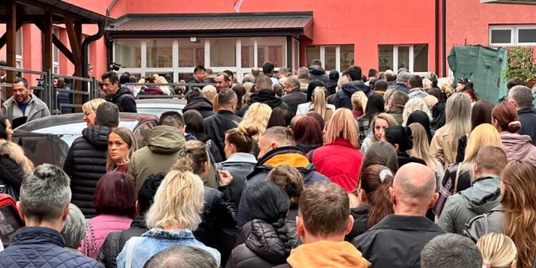 Zgjedhjet lokale në Kosovë: Qytetarët e komunitetit serb mblidhen jashtë qendrave të votimit, të mbështetur nga Lista Serbe