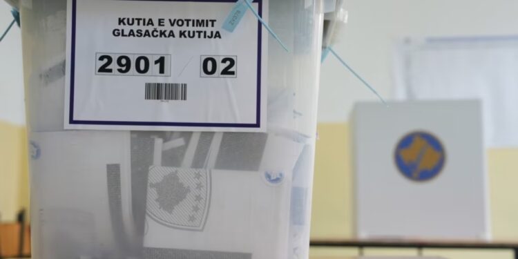 Zgjedhjet në Kosovë: Pjesëmarrja e qytetarëve deri në orën 13:00