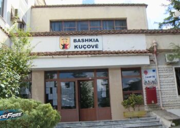 Zhurma që ka shqetësuar lagjen, Bashkia Kuçovë mbetet e heshtur. Qytetari proteston për tri vite, por institucioni nuk reagon.