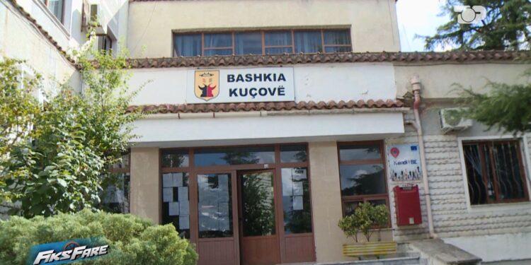 Zhurma që ka shqetësuar lagjen, Bashkia Kuçovë mbetet e heshtur. Qytetari proteston për tri vite, por institucioni nuk reagon.