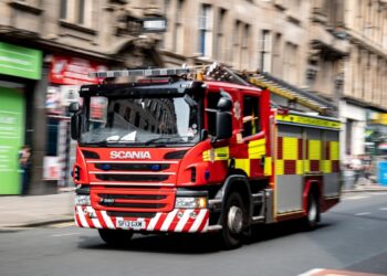 Zjarr në një banesë në Glasgow, dy persona humbasin jetën dhe pesë të tjerë plagosen.