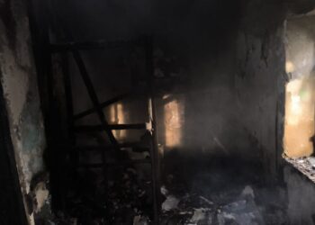 Zjarri në Maliq: Flakët kapin një shtëpi në fshatin Sovjan, pa të lënduar në raportim.