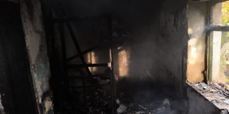 Zjarri në Maliq: Flakët kapin një shtëpi në fshatin Sovjan, pa të lënduar në raportim.