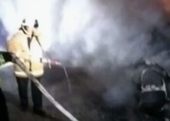 Zjarri shpërthen në mjetin në lëvizje në Librazhd-Përrenjas, shoferi arrin të shpëtojë.