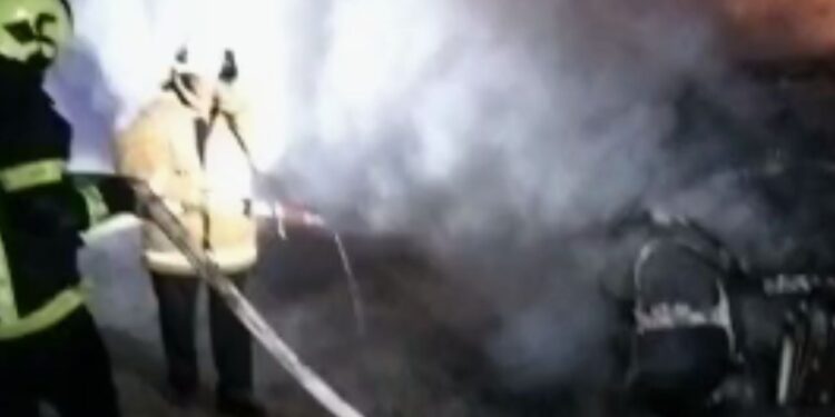 Zjarri shpërthen në mjetin në lëvizje në Librazhd-Përrenjas, shoferi arrin të shpëtojë.