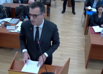 “Zoti më ndihmoftë bashkëpunëtorët e mi”, Veliaj në Kushtetuese: E shkarkova për mungesë në punë, më dëbuan ata që donin të më shihnin të arrestuar.