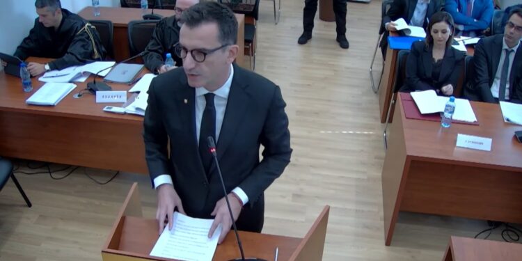 “Zoti më ndihmoftë bashkëpunëtorët e mi”, Veliaj në Kushtetuese: E shkarkova për mungesë në punë, më dëbuan ata që donin të më shihnin të arrestuar.