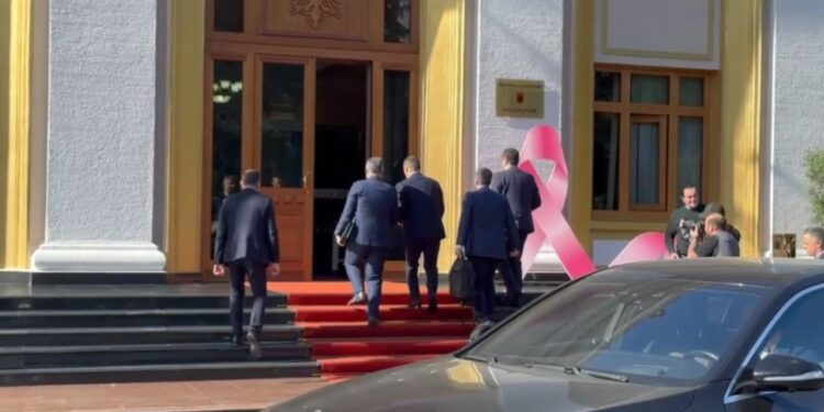 ‘Drejtësia’ raportoi sot në Kuvend, duke mbërritur Altin Dumani, Adnand Xholi dhe Klodian Braho.