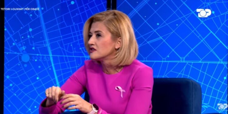 ‘Kanceri më sfidoi, por asnjëherë si politika’, Mimoza Kusari tregon se si e zbuloi tumorin në gjoks gjatë një kontrolli rutinë.