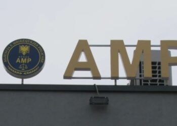 ‘Sjellje e papërshtatshme’: AMP arreston oficerin e policisë në Vlorë dhe fillon hetimin për një koleg