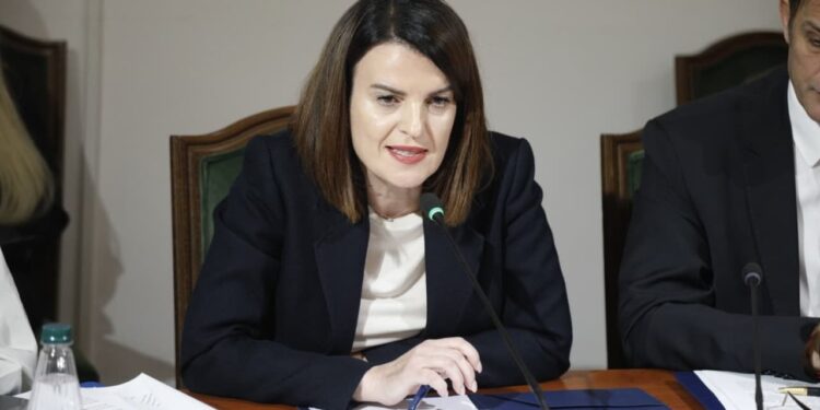 “1 mijë aksidente me monopatina që nga fillimi i vitit” / Ministrja Koçiu: Ndërprerje e përkohshme, ligji i ri për…