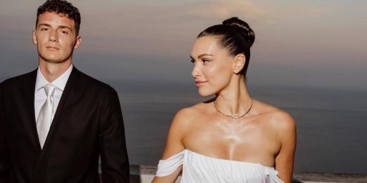 "1 milion euro dasmë": shqiptarja tregon për martesën me futbollistin e njohur francez, Benjamin Pavard!