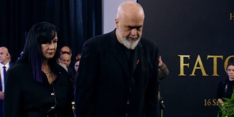 12:13

Foto/ Rama nderon liderin historik të PS, Fatos Nano, pranë arkëmortit të tij.