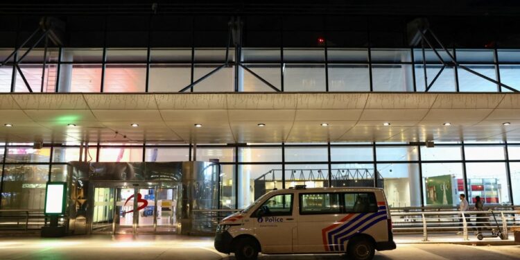 15:37

Dronët në Belgjikë: Ndihma e NATO-s Për Shkeljet e Hapësirës Ajrore

NATO ka ofruar mbështetje për Belgjikën, e cila po përballet me shkelje të hapësirës së saj ajrore nga dronë, të cilët shkaktuan kaos në aeroportin e Brukselit pas kalimit mbi disa baza ushtarake.