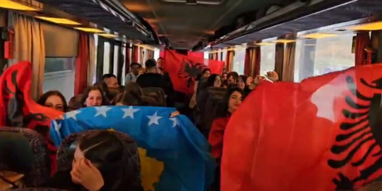 18 mijë shqiptarë nga Kosova vendosën të festojnë te ne, fluksi në pikën kufitare të Morinës rritet.