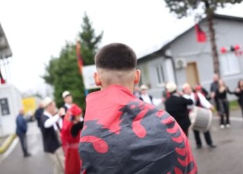 28 Nëntori: Shqiptarët festojnë në pikat doganore nga Morina në Kakavijë me flamuj dhe veshje tradicionale, Rama shpërndan imazhe.