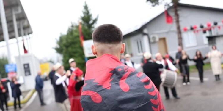 28 Nëntori: Shqiptarët festojnë në pikat doganore nga Morina në Kakavijë me flamuj dhe veshje tradicionale, Rama shpërndan imazhe.