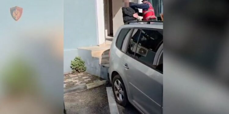 29-vjeçari në Tiranë arrestohet për shpërndarje të materialeve pornografike me të mitur.