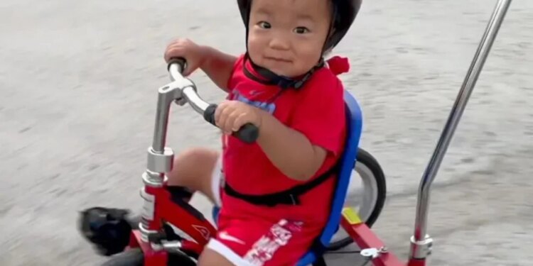 3-vjeçari impresionon mjekët pas terapistë së parë gjenetike në botë për sindromën fatale