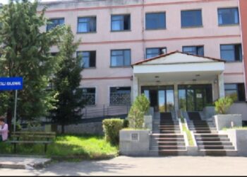 40-vjeçari në Korçë ndërron jetë pas dërgimit në spital, u gjet në rrugë. Para disa muajsh kishte bërë një përpjekje për të vetëvrarë duke u hedhur nga ballkoni.