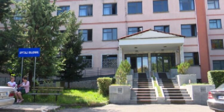 40-vjeçari në Korçë ndërron jetë pas dërgimit në spital, u gjet në rrugë. Para disa muajsh kishte bërë një përpjekje për të vetëvrarë duke u hedhur nga ballkoni.