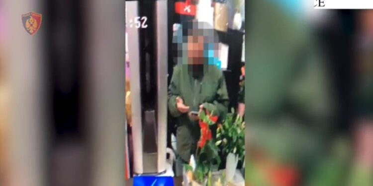 48-vjeçari i shpallur në kërkim kapet në një banesë të braktisur, duke mashtruar njerëzit për para dhe duke vjedhur në një restorant.