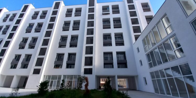 6 vite nga tërmeti në Durrës: 200 familje pa shtëpi marrin çelësat e apartamenteve të reja.