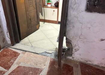 63-vjeçarja përjeton një shpërthim eksplozivi përpara shtëpisë së saj, këtu janë dyshimet fillestare. 

Një incident i rëndë ndodhi mbrëmjen e djeshme në Vlorë, kur një sasi lënde plasëse shpërtheu në derën e jashtme të banesës së një 63-vjeçareje.